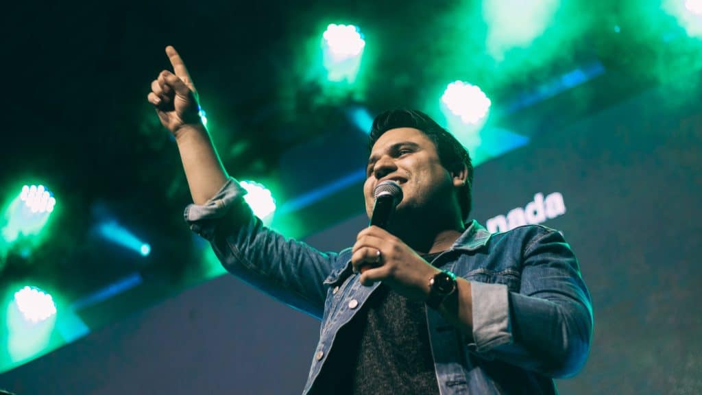 What Kind of Wireless Microphone is Best for Karaoke?