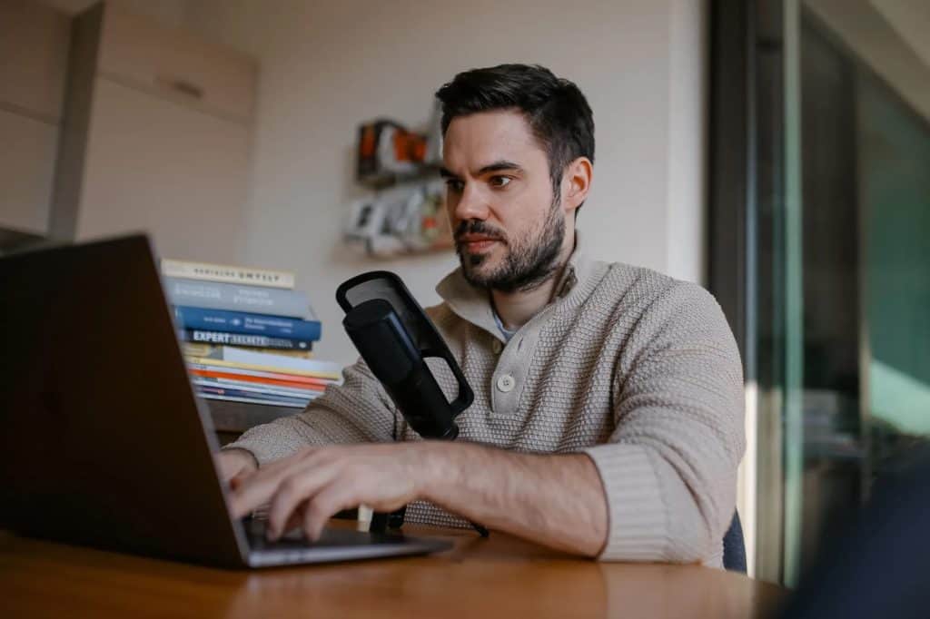 Noise Cancelling Microphones: Technology, Benefits, and Applications