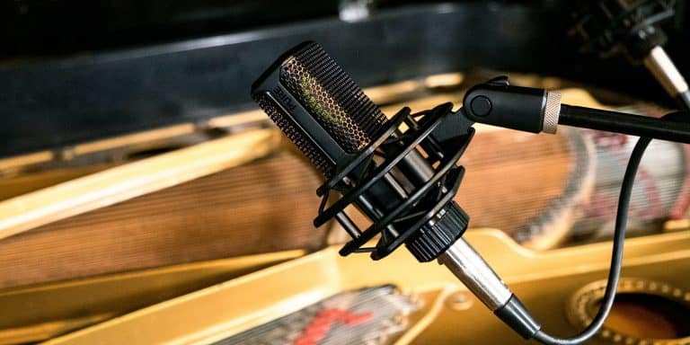 How Does Phantom Power Work?