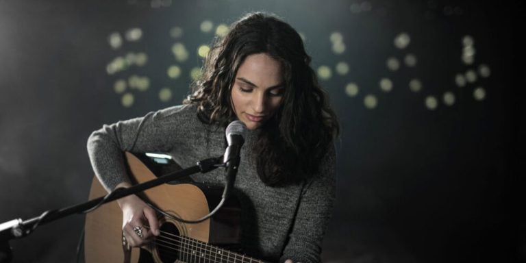 Your Guide to Microphone Frequency Response in Live Sound Settings