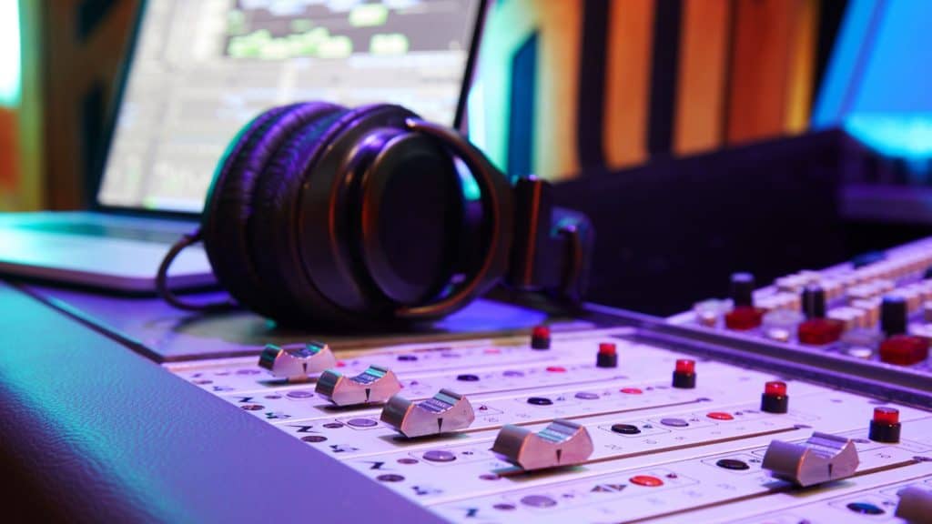 A Guide to Stereo Recording in Field and Nature Soundscapes